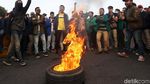 Aksi Mahasiswa Bakar Ban di Depan Istana Merdeka