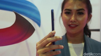 Sedangkan bagian belakangnya terdapat AI Triple Rear Camera. Kamera utama membawa sensor Sony IMX499 16 MP yang diklaim mampu menghasilkan foto lebih akurat dan presisi. Lalu ada kamera wide angle 8 MP dan sensor depth sensor 2 MP. (Foto: Agung Pambudhy/detikINET)