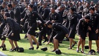 Aksi lempar topi ke udara itu menandai berakhirnya pendidikan mereka.