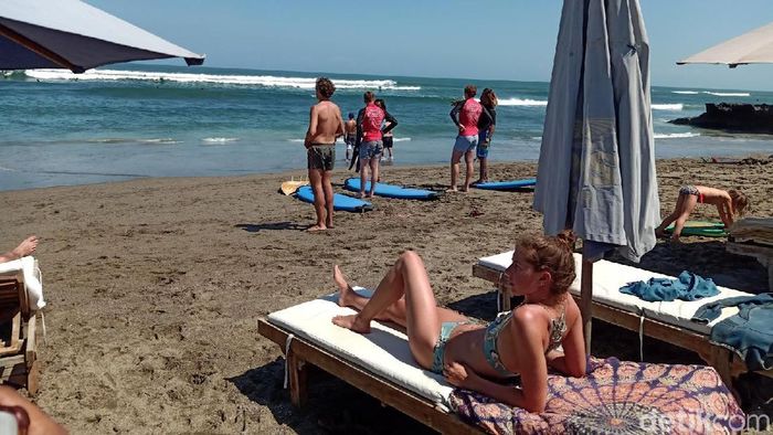 Turis di Pantai Canggu Turis di Pantai Canggu