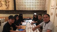 Setiap ada kesempatan berkumpul, keluarga Taqi kerap memilih kulineran. Di sebuah restoran, semuanya kompak memilih makanan yang akan disantapnya. Foto: instagram @taqi_malik, @abu_taqi_malik