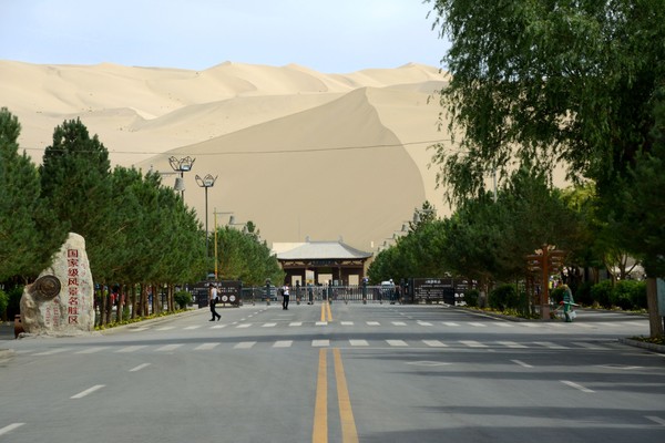 Yeayaquan berada di Kota Dunhuang, 6 km dari Kota Gansu, China bagian barat. Tepatnya di Mingsha Mountain atau Gurun Pasir Echoing alias Gurun Pasir Bernyanyi. (iStock) Yeayaquan berada di Kota Dunhuang, 6 km dari Kota Gansu, China bagian barat. Tepatnya di Mingsha Mountain atau Gurun Pasir Echoing alias Gurun Pasir Bernyanyi. (iStock)