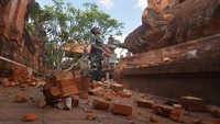 Gempa tersebut menimbulkan kerusakan di sejumlah bangunan. Salah satunya bagian candi di Pura Lokanatha, Denpasar, yang runtuh akibat gempa tersebut. Antara Foto/Nyoman Budhiana.