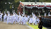 Sebanyak 781 perwira baru melemparkan topi secara bersama di halaman Istana Merdeka, Jakarta, Selasa (16/7/2019).