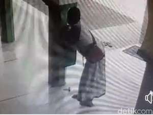 Pria Bersarung dan Berkopiah Kuras Isi Kotak Amal Masjid di Pasuruan