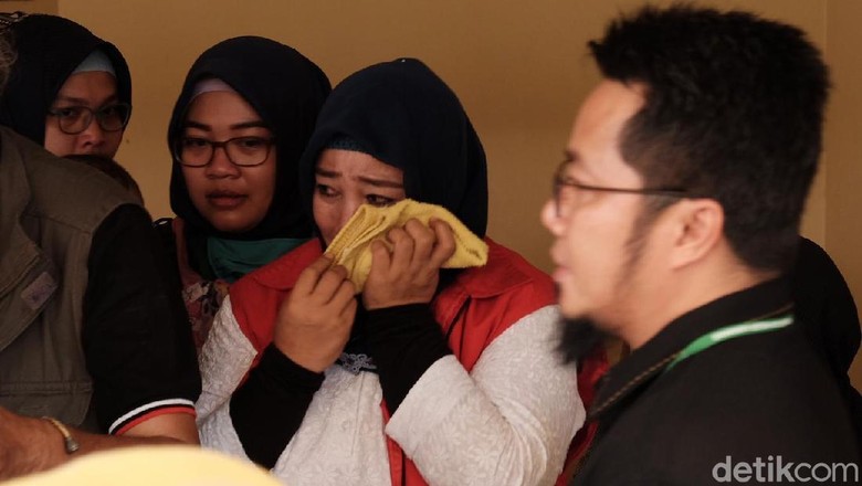 Dijenguk Dahnil hingga Dasco, 3 Emak PEPES Karawang Menangis Dijenguk Dahnil hingga Dasco, 3 Emak PEPES Karawang Menangis
