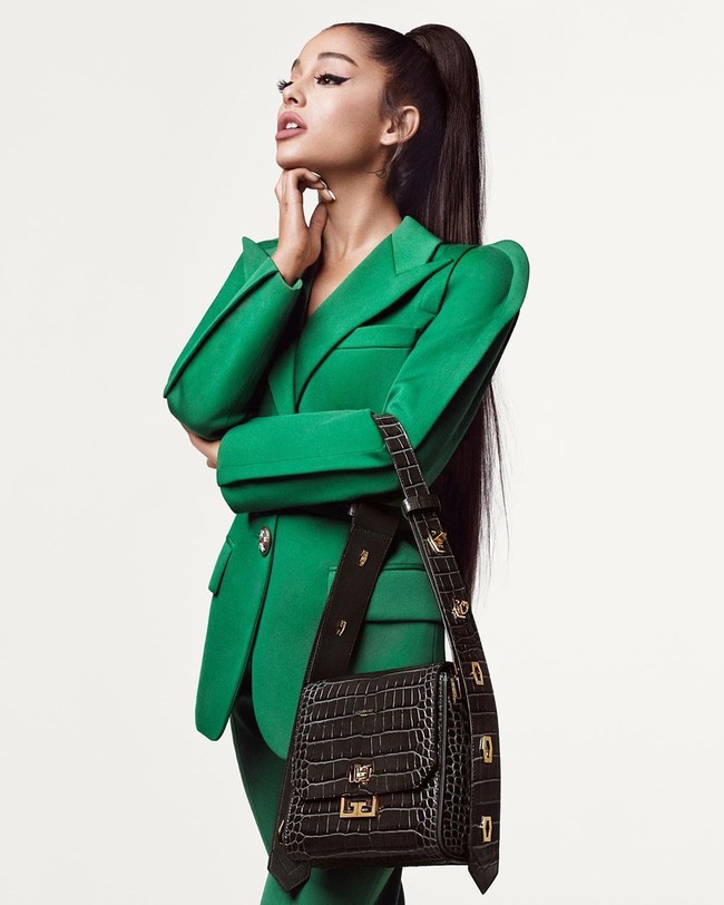 Ariana juga dipotret dengan setelan serba hijau zamrud yang berpotongan edgy. Gaya tersebut disempurnakan dengan tas baru Givenchy yang bernama Eden. (Foto: Instagram/@givenchyofficial)