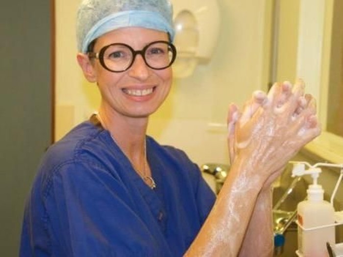 Dr Liz ORiordan ahli bedah kanker payudara yang terkena kanker payudara. Foto: Dok. Instagram Liz ORiordan Dr Liz ORiordan ahli bedah kanker payudara yang terkena kanker payudara. Foto: Dok. Instagram Liz ORiordan