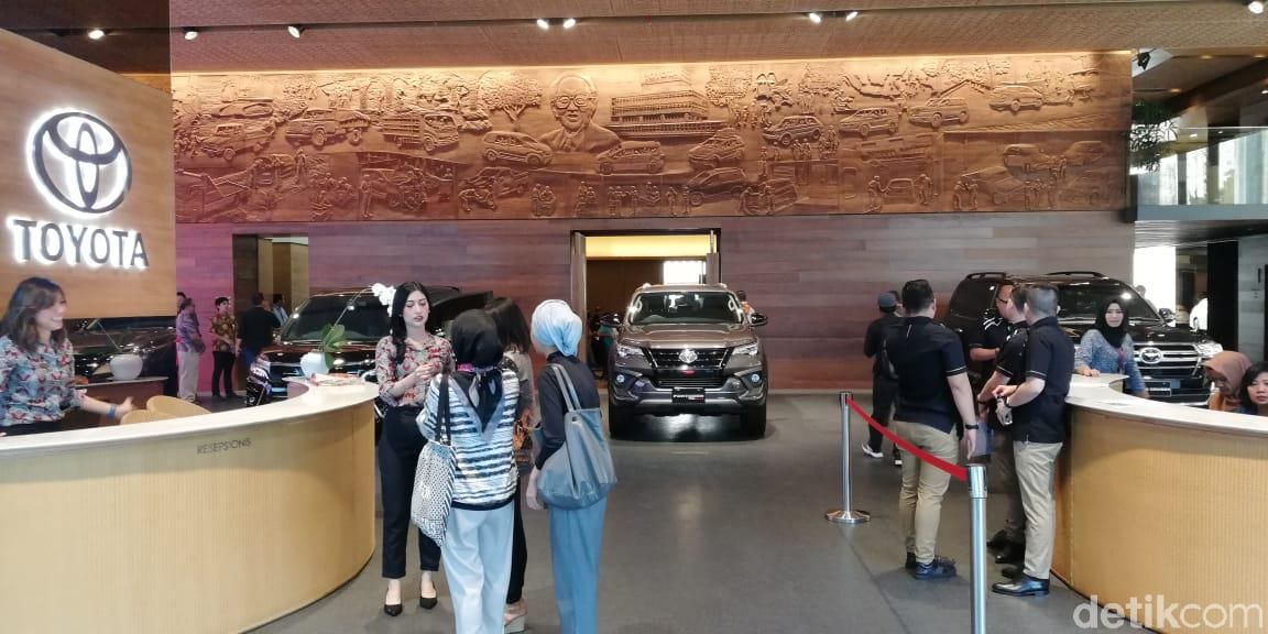 Auto2000 sebagai salah satu wadah operasional penjualan Toyota di Indonesia baru saja meresmikan diler spesialnya. Diler yang terletak di lantai satu dan dua Menara Astra, Sudirman, Jakarta Selatan hadir berbeda dari diler-diler lainnya di Indonesia.