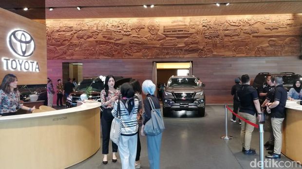 Showroom Toyota di Jalan Sudirman