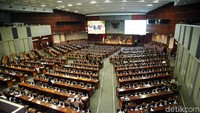 Banyak kursi kosong dalam paripurna hari ini.