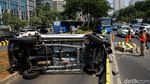 Penampakan Mobil Terguling di Jalur Busway Sudirman
