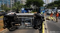 Akibatnya beberapa bus TransJakarta yang melintas harus mengambil sisi jalan lain.