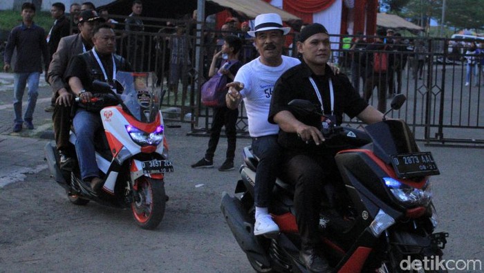 Manajer Persib Bandung, Umuh Muchtar, berkeliling di Stadion Si Jalak Harupat, Kabupaten Bandung. Umuh mencari tahu penyebab pertandingan kandang Persib sepi penonton.