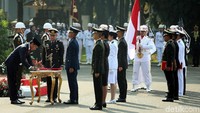 Dari Akademi Angkatan Udara (AAU), putra 90 orang dan putri 9 orang dengan total jumlah 99 orang.