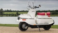 Sebuah scooter listrik, yang terinspirasi dari desain Cezeta yang lahir di Czechoslovakia pada 1957. Foto: Pool (MCN)