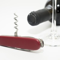 Para peneliti dari Newcastle University mengungkapkan bahwa suara pisau beradu dengan botol kaca membuat banyak orang bergidik. Foto: iStock