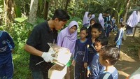 Pengunjung yang datang ke rumah atau kebunnya. Mereka tak cuma bisa membeli madu tapi juga bisa mencicip dan belajar soal madu lanceng (Gubug Lanceng/Facebook) 
