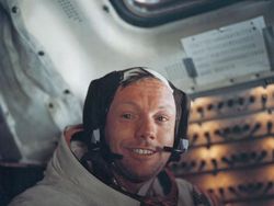 Melihat Penerbangan Pertama Manusia Menuju Bulan