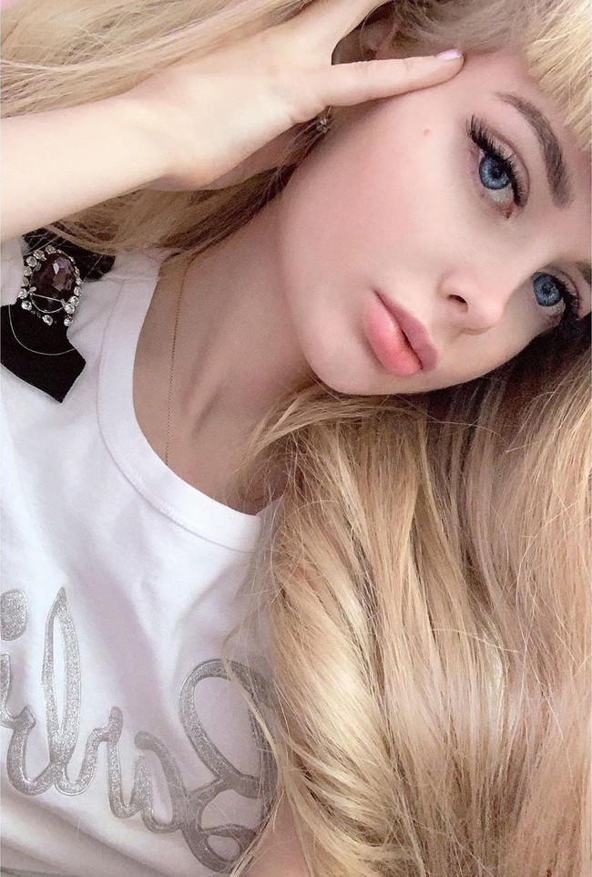 Punya kulit putih, rambut pirang, mata biru, dan fitur wajah lain yang tak kalah menawan, tak heran jika ia disebut manusia Barbie. Sayangnya hal tersebut membuat sang ibu sangat protektif bahkan mengatur kepada Angelica. Dilaporkan jika hingga dewasa, ibunya masih sering memilihkan busana. Foto: Instagram @russian_barbie