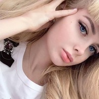 Punya kulit putih, rambut pirang, mata biru, dan fitur wajah lain yang tak kalah menawan, tak heran jika ia disebut manusia Barbie. Sayangnya hal tersebut membuat sang ibu sangat protektif bahkan mengatur kepada Angelica. Dilaporkan jika hingga dewasa, ibunya masih sering memilihkan busana. Foto: Instagram @russian_barbie