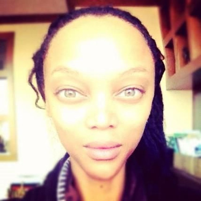 Tyra Banks termasuk artis yang paling sering berani memamerkan wajahnya saat tidak cantik karena pulasan makeup. Dan penggagas Americas Next Top Model ini juga tidak ragu untuk berpose jelek ke kamera, seperti gayanya saat selfie dengan dagu super lancip ini yang merupakan hasil editan. Foto: Instagram