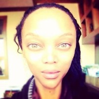 Tyra Banks termasuk artis yang paling sering berani memamerkan wajahnya saat tidak cantik karena pulasan makeup. Dan penggagas Americas Next Top Model ini juga tidak ragu untuk berpose jelek ke kamera, seperti gayanya saat selfie dengan dagu super lancip ini yang merupakan hasil editan. Foto: Instagram