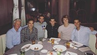 Karir sebagai petenis profesional membuat Federer bisa berkeliling dunia. Ini momen makan malamnya saat di Shanghai. Foto: Instagram rogerfederer