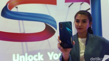 Agar mendukung gaya anak muda, Vivo mengusung teknik pelapisan Nano-Ion untuk menghasilkan gradasi warna dengan efek pantulan cahaya yang stylish. Ada dua pilihan warna, cosmic green, dan skyline blue. (Foto: Agung Pambudhy/detikINET)