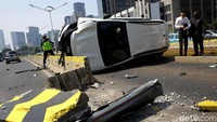 Begini penampakan mobil yang terguling di jalur busway kawasan Sudirman, Jakarta.