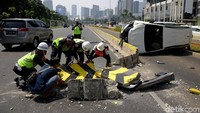 Separator busway bahkan sampai hancur akibat kecelakaan.