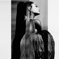 Setelah mengumumkan Ariana Grande sebagai wajah barunya dua bulan lalu, Givenchy akhirnya merilis foto-foto dari kampanye tersebut. Memakai koleksi Fall 2019 rancangan Clare Waight Keller, penyanyi bertubuh mungil itu dipotret oleh fotografer ternama, Annie Leibovitz. (Foto: Instagram/@givenchyofficial)