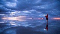 Salar de Uyuni adalah daratan garam yang terluas di dunia. Kawasan ini terpencil dan menyeramkan saat tempat itu kering. Tetapi tempat ini bagaikan surga imajinasinya para fotografer. Joel Santos/ Barcroft Images/ Getty Images.