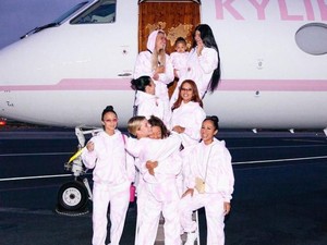 Foto-foto Kylie Jenner Ajak Teman-temannya Liburan Mewah Gratis, Jangan Iri