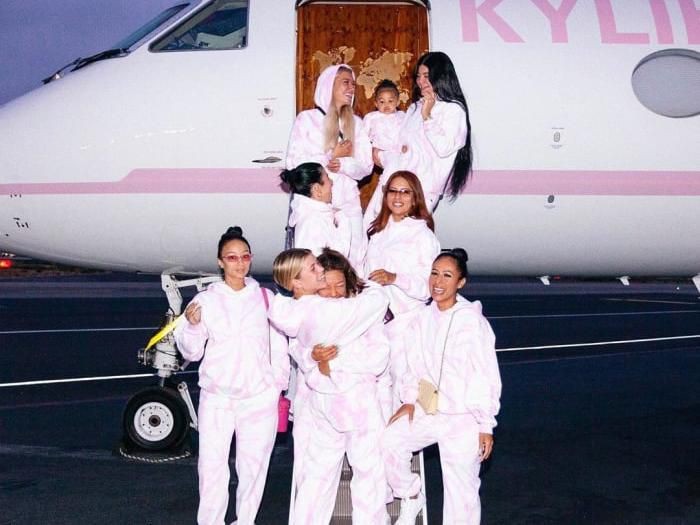 Kylie Jenner liburan mewah bersama teman-temannya. Foto: Instagram Kylie Jenner Kylie Jenner liburan mewah bersama teman-temannya. Foto: Instagram Kylie Jenner