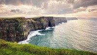 Objek wisata alam paling banyak dikunjungi ini adalah Tebing Moher yang berlokasi di Irlandia dengan jarak 8 km di sepanjang pantai. Tempat itu bisa dinikmati dengan cara berjalan di sepanjang tebing ataupun menggunakan kapal di sepanjang pantai. mbbirdy/Getty Images.