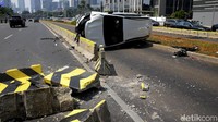 Mobil tersebut adalah Toyota Rush dengan nopol CD 25 130. Masih belum diketahui penyebab kecelakaan tunggal tersebut.