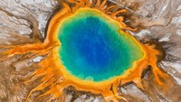 Berlokasi di Taman Nasional Yellowstone, Amerika Serikat, Grand Prismatic Spring adalah mata air panas terbesar dan terindah. Membentang lebih dari 112,7 meter. Danita Delimont/Getty Images.