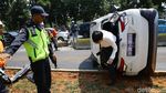 Penampakan Mobil Terguling di Jalur Busway Sudirman