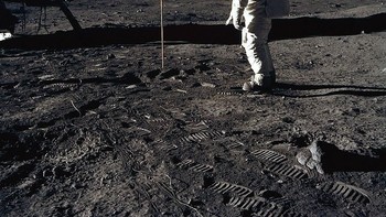 Misi ke Bulan ini melibatkan tenaga kerja sampai 400 ribu orang. Kegagalan bukanlah pilihan di sini. Kami bahagia menjadi bagian darinya, sebut Charlie Mars, engineer NASA pada zaman Apollo. Foto: Getty Images