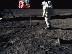 Melihat Penerbangan Pertama Manusia Menuju Bulan