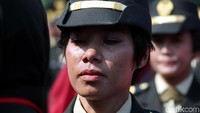 Seorang calon perwira menitikkan air matanya saat dilantik oleh Presiden Jokowi.