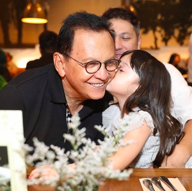 Aktor senior Roy Marten juga ternyata memiliki darah Belanda dari sang ibu. Padahal kalau dilihat wajahnya Indonesia banget ya.. Foto: Instagram @gadiiing