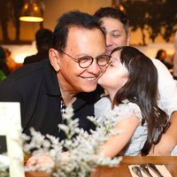 Aktor senior Roy Marten juga ternyata memiliki darah Belanda dari sang ibu. Padahal kalau dilihat wajahnya Indonesia banget ya.. Foto: Instagram @gadiiing