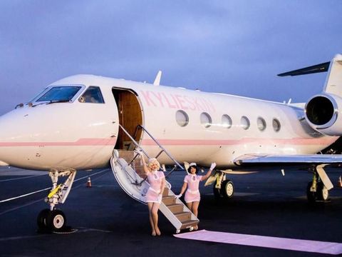 Foto-foto Kylie Jenner Ajak Teman-temannya Liburan Mewah Gratis, Jangan Iri