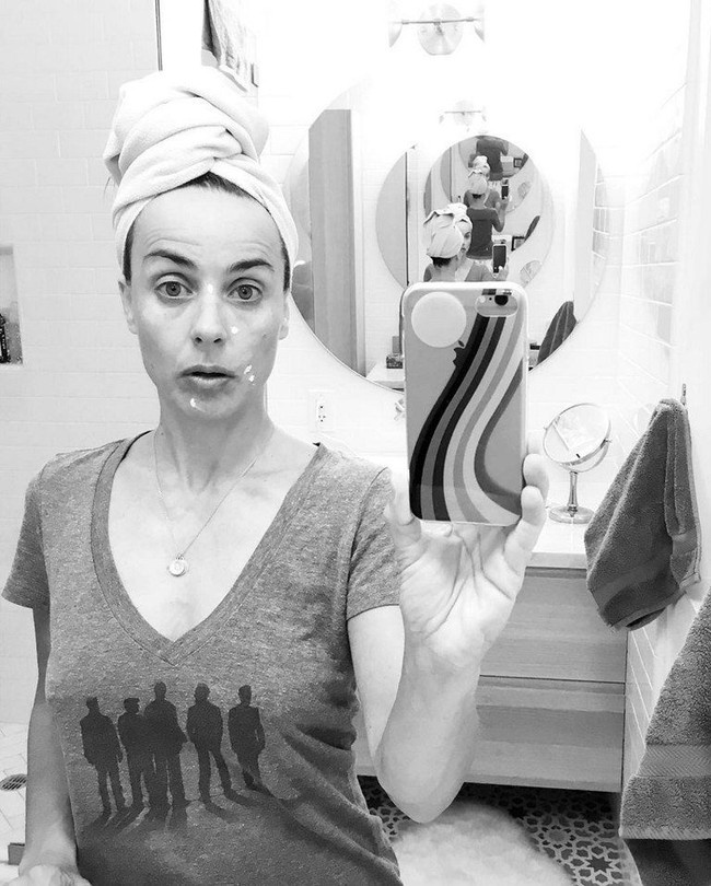 Bintang serial televisi Entourage Constance Zimmer tampil percaya diri berpose selfie dengan wajah tanpa makeup dan dihiasi jerawat. Foto: Instagram