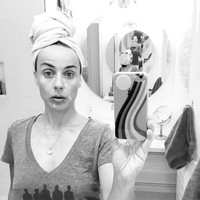 Bintang serial televisi Entourage Constance Zimmer tampil percaya diri berpose selfie dengan wajah tanpa makeup dan dihiasi jerawat. Foto: Instagram