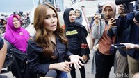 Ayu Ting Ting saat ditemui di studio Trans TV, Kapten Tendean, Jakarta Selatan pada Senin (15/7). Pool/Palevi S/detikFoto.
