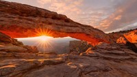 Taman Nasional Grand Canyon ini berada di kawasan Amerika Serikat. Taman ini menjadi tempat untuk menyaksikan sunset maupun sunrise. Indah sekali ciptaan Tuhan. (Getty Images).