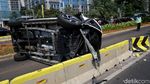 Penampakan Mobil Terguling di Jalur Busway Sudirman